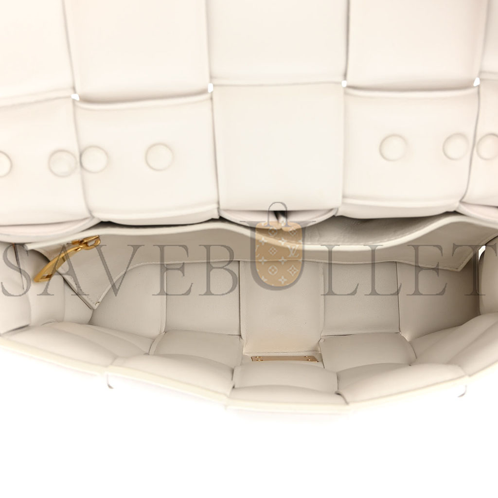 BOTTEGA VENETA LAMBSKIN MAXI INTRECCIO PADDED CHAIN CASSETTE CROSSBODY BAG WHITE (27*17*8cm)