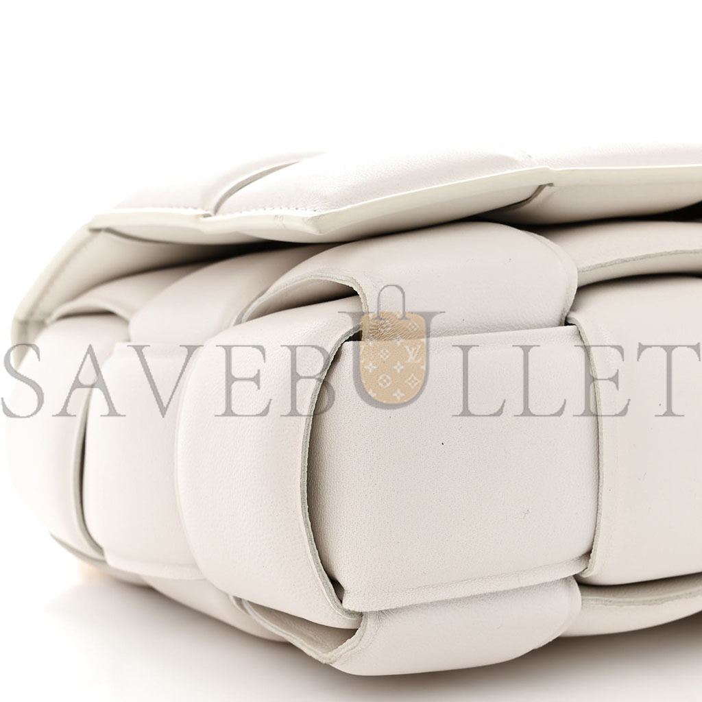 BOTTEGA VENETA LAMBSKIN MAXI INTRECCIO PADDED CHAIN CASSETTE CROSSBODY BAG WHITE (27*17*8cm)