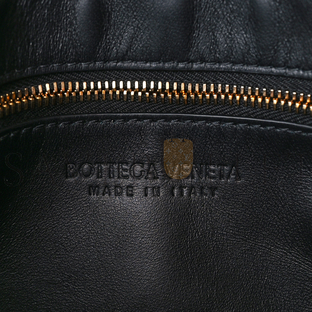 BOTTEGA VENETA PATENT MAXI INTRECCIATO CASSETTE CROSSBODY BAG BLACK (22*15*4cm)