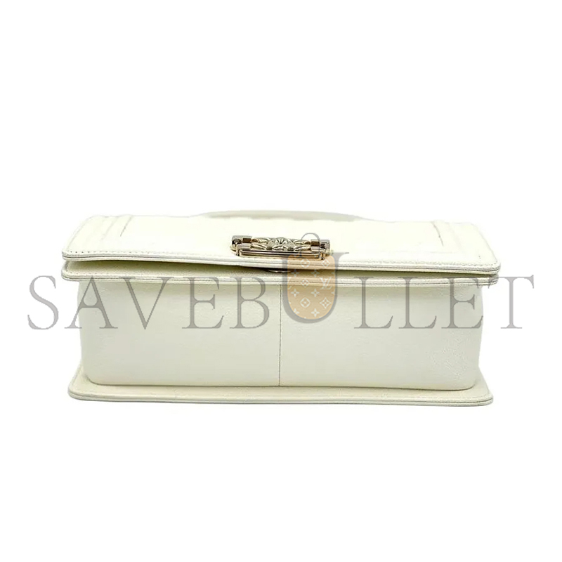 CHANEL CAVIAR MEDIUM QUILTED BOY FLAP WHITE A67086 (25*15*8cm)