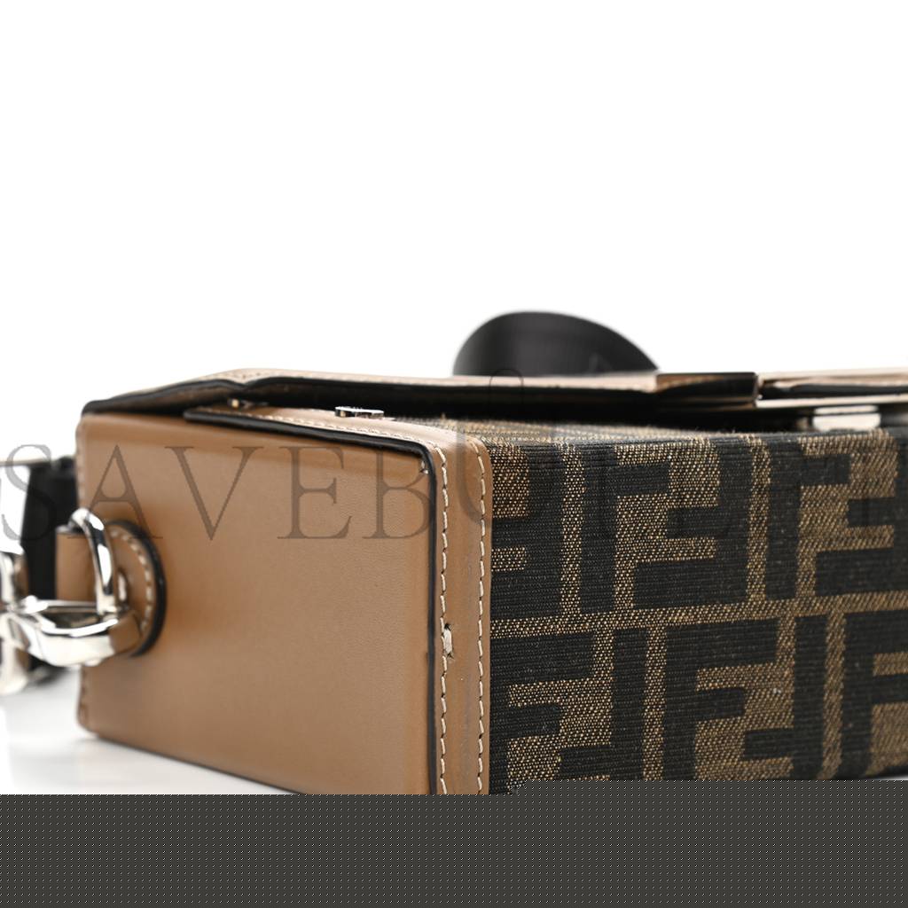 FENDI RECYCLED FABRIC JACQUARD VITELLO KING FF 1974 BAGUETTE SOFT TRUNK TOBACCO MORO SAND (21*15*6cm)